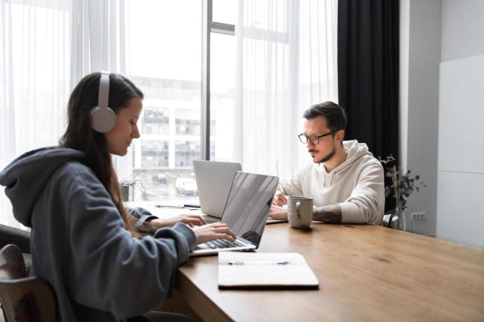 Environnement de formation moderne avec participants en analyse financière